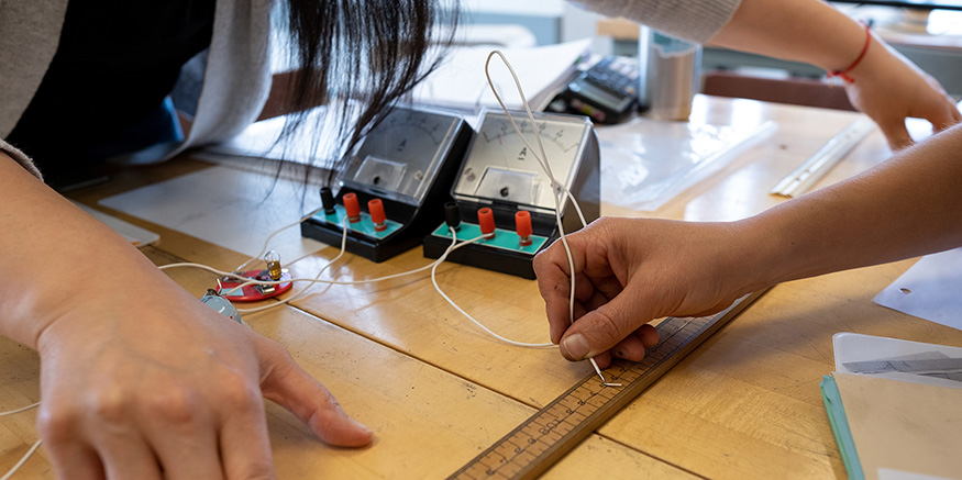 Close up of students doing an experiment during the UW Summer Institute in Physics and Physical Science. 