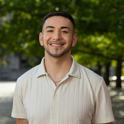 Photo portrait of Edgar Quiroz Sanchez on UW campus